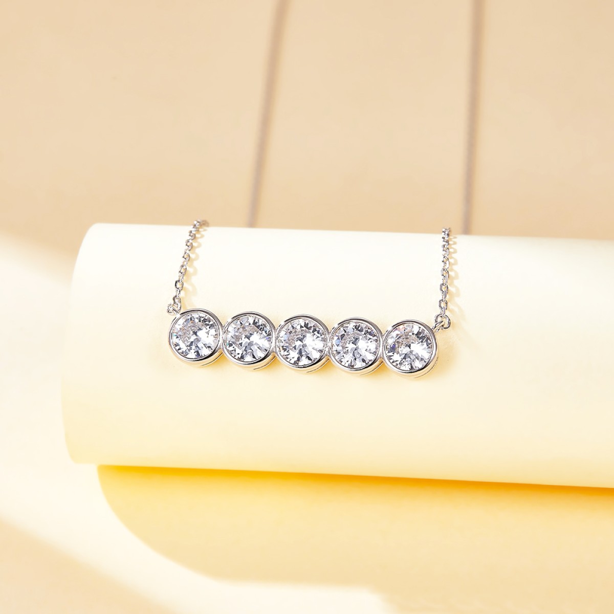 Quinta - Halsband med fem moissaniter i sargfattning