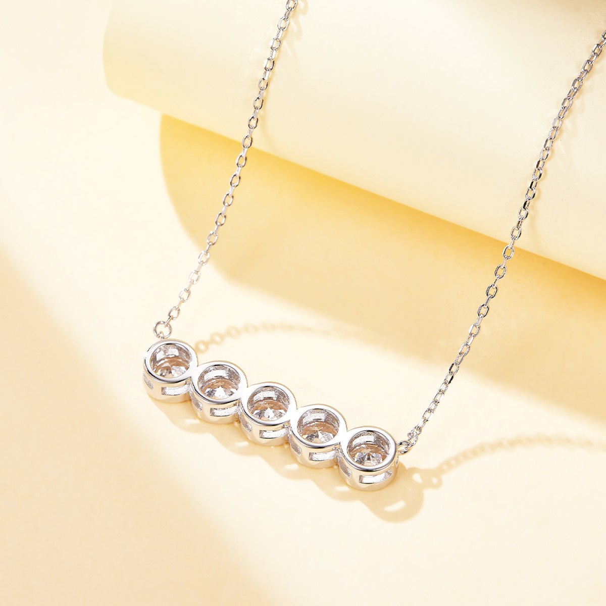 Quinta - Halsband med fem moissaniter i sargfattning