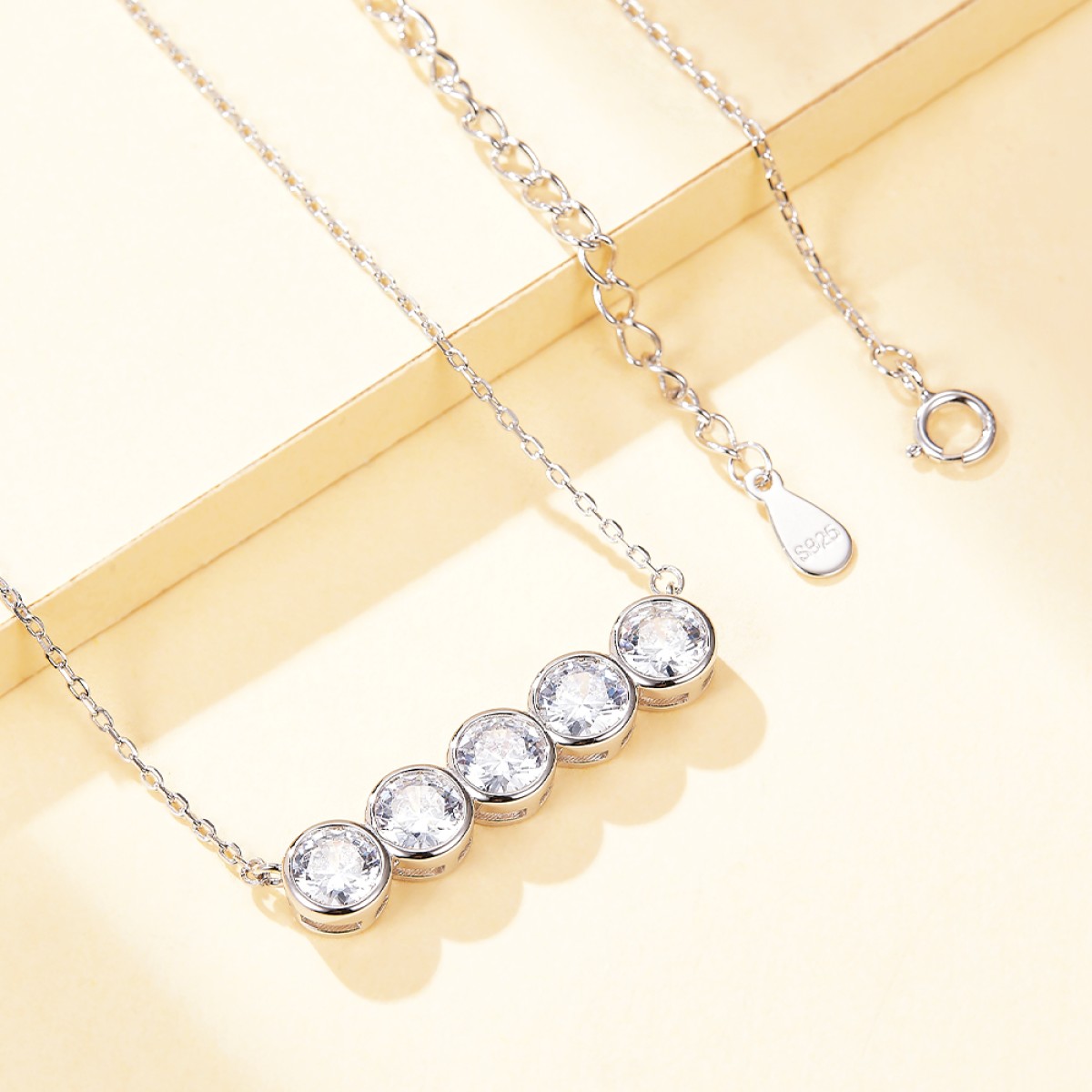 Quinta - Halsband med fem moissaniter i sargfattning