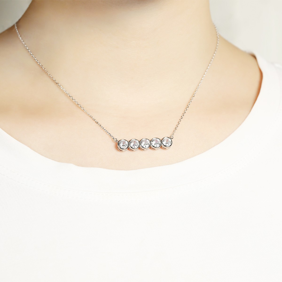 Quinta - Halsband med fem moissaniter i sargfattning