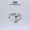 Nina-ring - Oval moissanitring med pavéfattade sidostenar