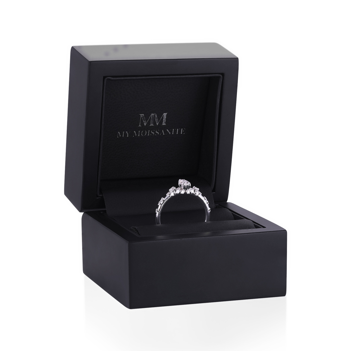 Elegante - Ring med moissanit i navettslipning och vintageinspirerade minimalistiska sidostenar