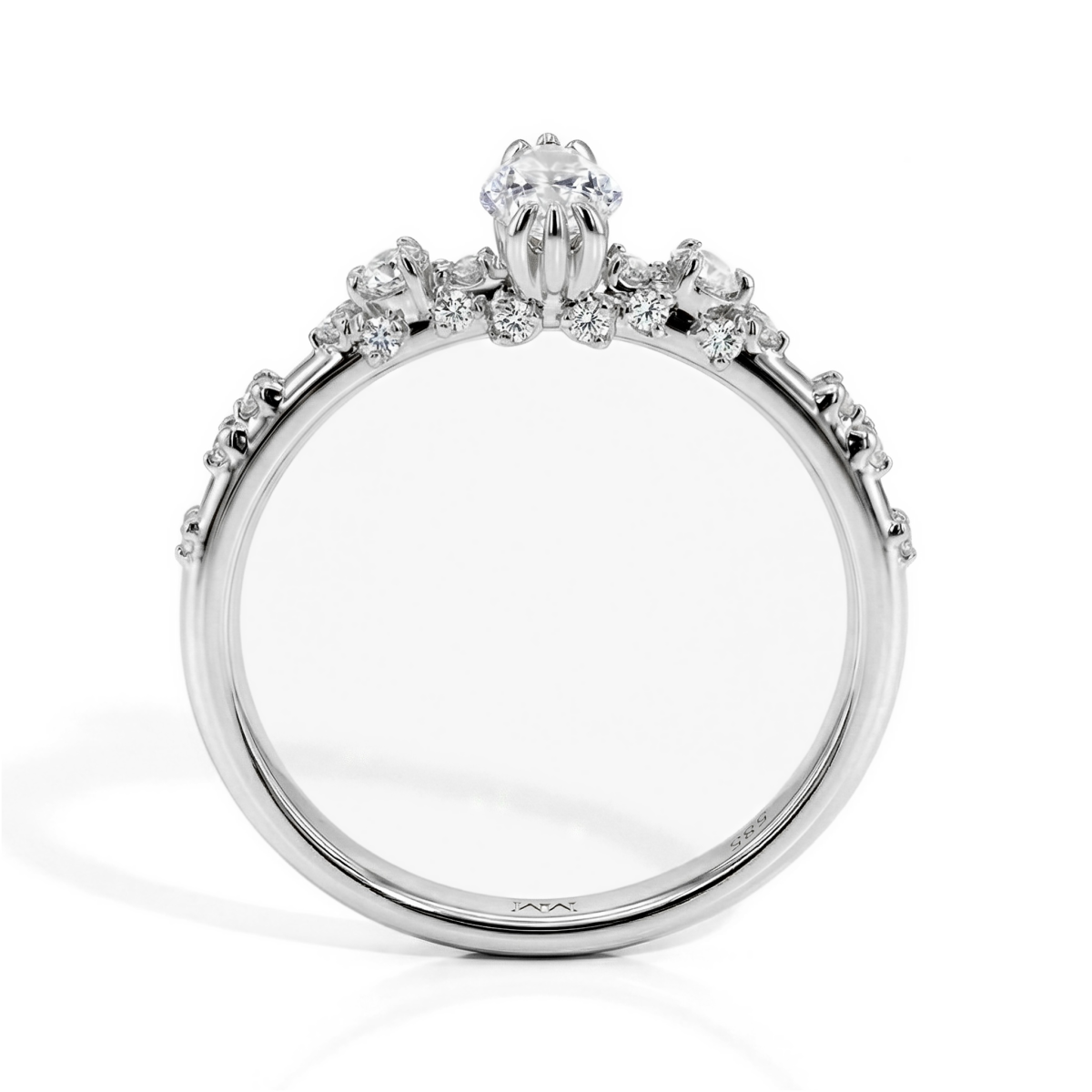 Elegante - Ring med moissanit i navettslipning och vintageinspirerade minimalistiska sidostenar