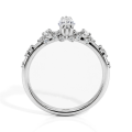 Elegante - Ring med moissanit i navettslipning och vintageinspirerade minimalistiska sidostenar