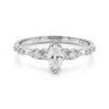 Elegante - Ring med moissanit i navettslipning och vintageinspirerade minimalistiska sidostenar