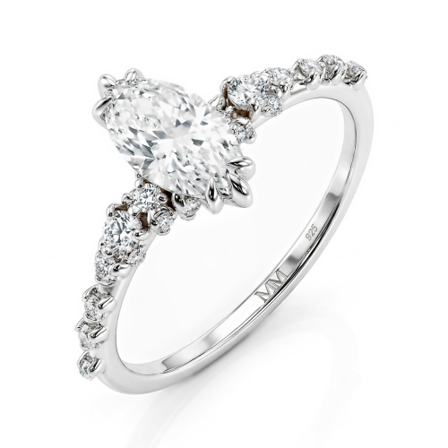 Elegante - Ring med moissanit i navettslipning och vintageinspirerade minimalistiska sidostenar