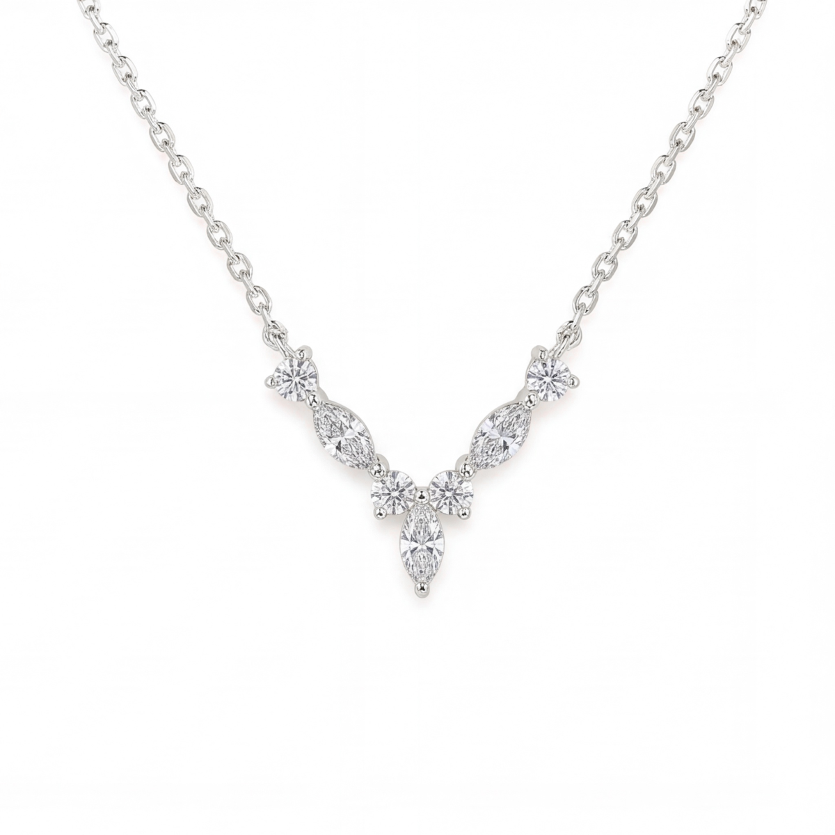 Adelina - Elegant halsband i moissanit med navettslipade accentstenar