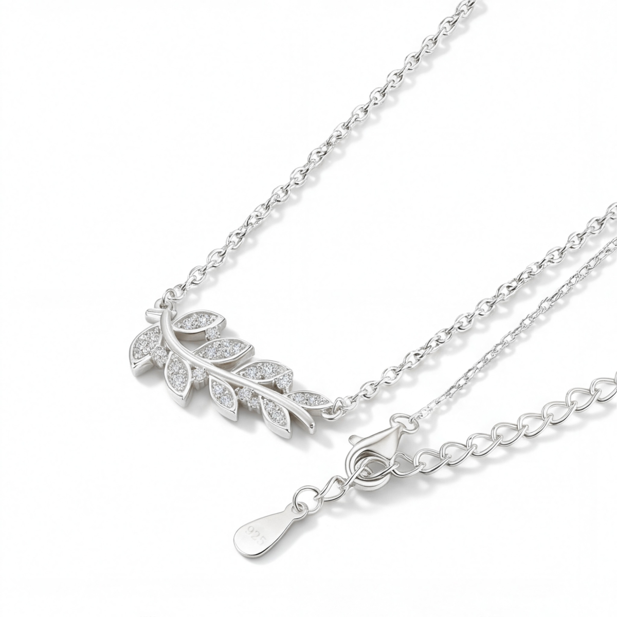 Botanica - Halsband med bladmotiv och moissanit i en graciös pavéfattning