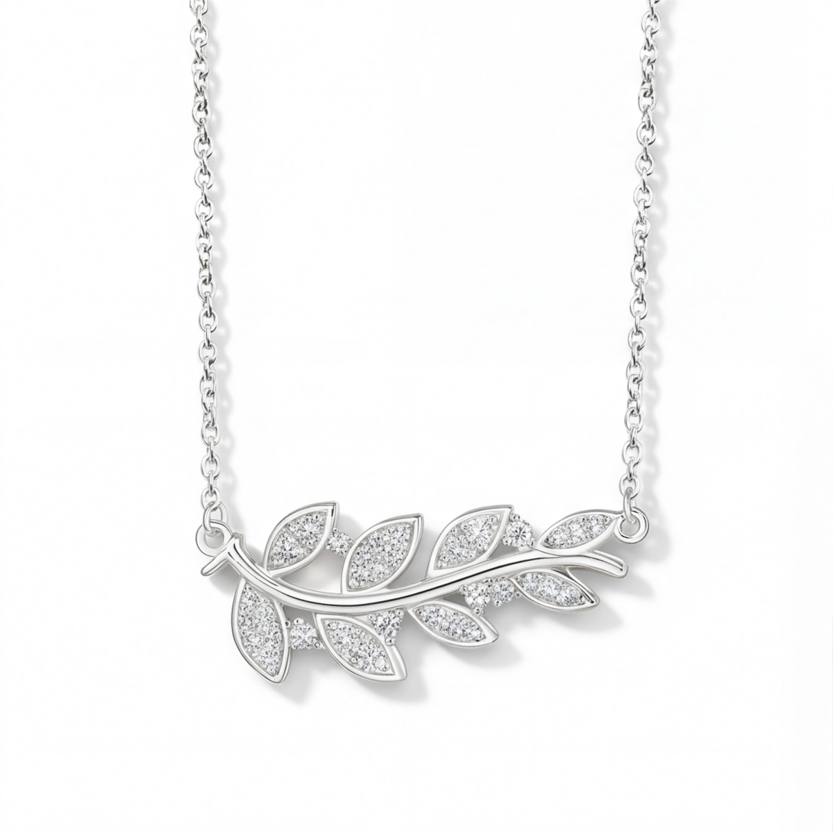 Botanica - Halsband med bladmotiv och moissanit i en graciös pavéfattning