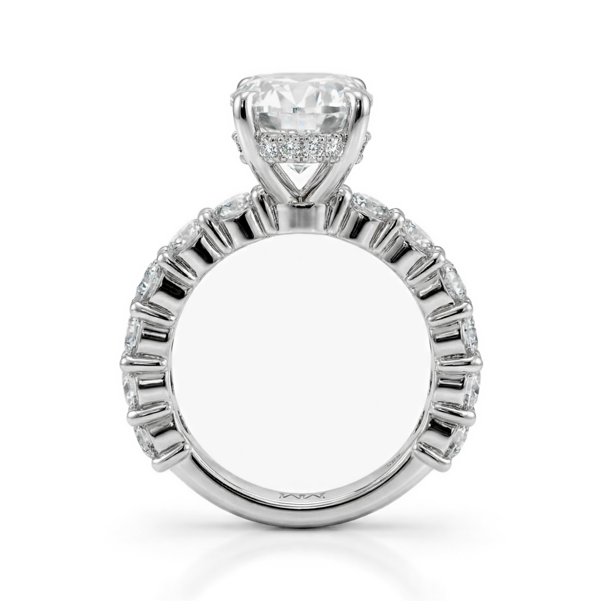 Majestica - Ring med oval moissanit och sidostenar