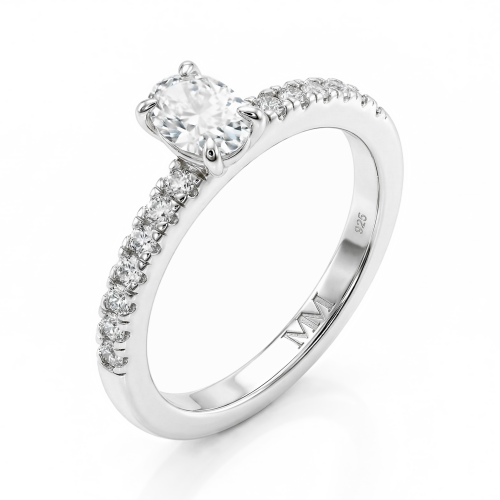 Nina - Ring med oval moissanit och sidostenar i pavé