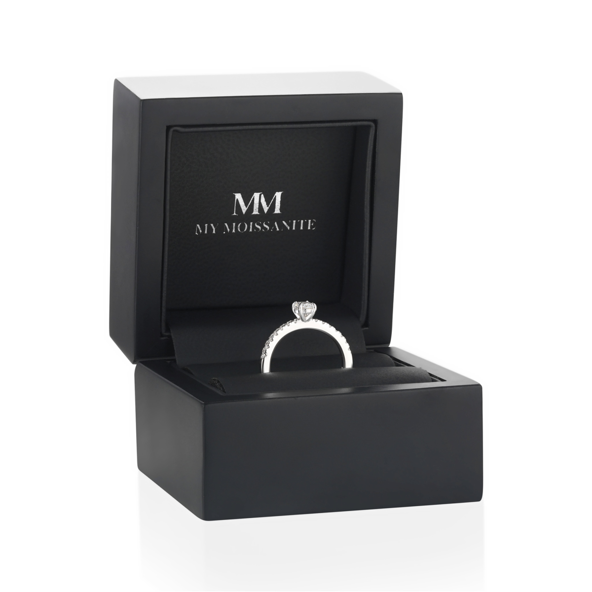Nina-ring - Oval moissanitring med pavéfattade sidostenar