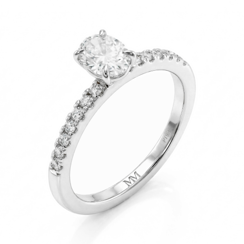 Nina - Ring med oval moissanit och sidostenar i pavé