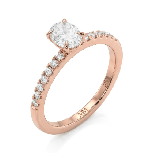 Nina - Ring med oval moissanit och sidostenar i pavé
