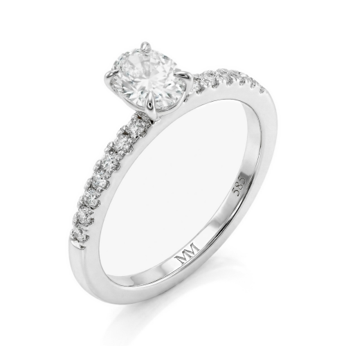 Nina - Ring med oval moissanit och sidostenar i pavé