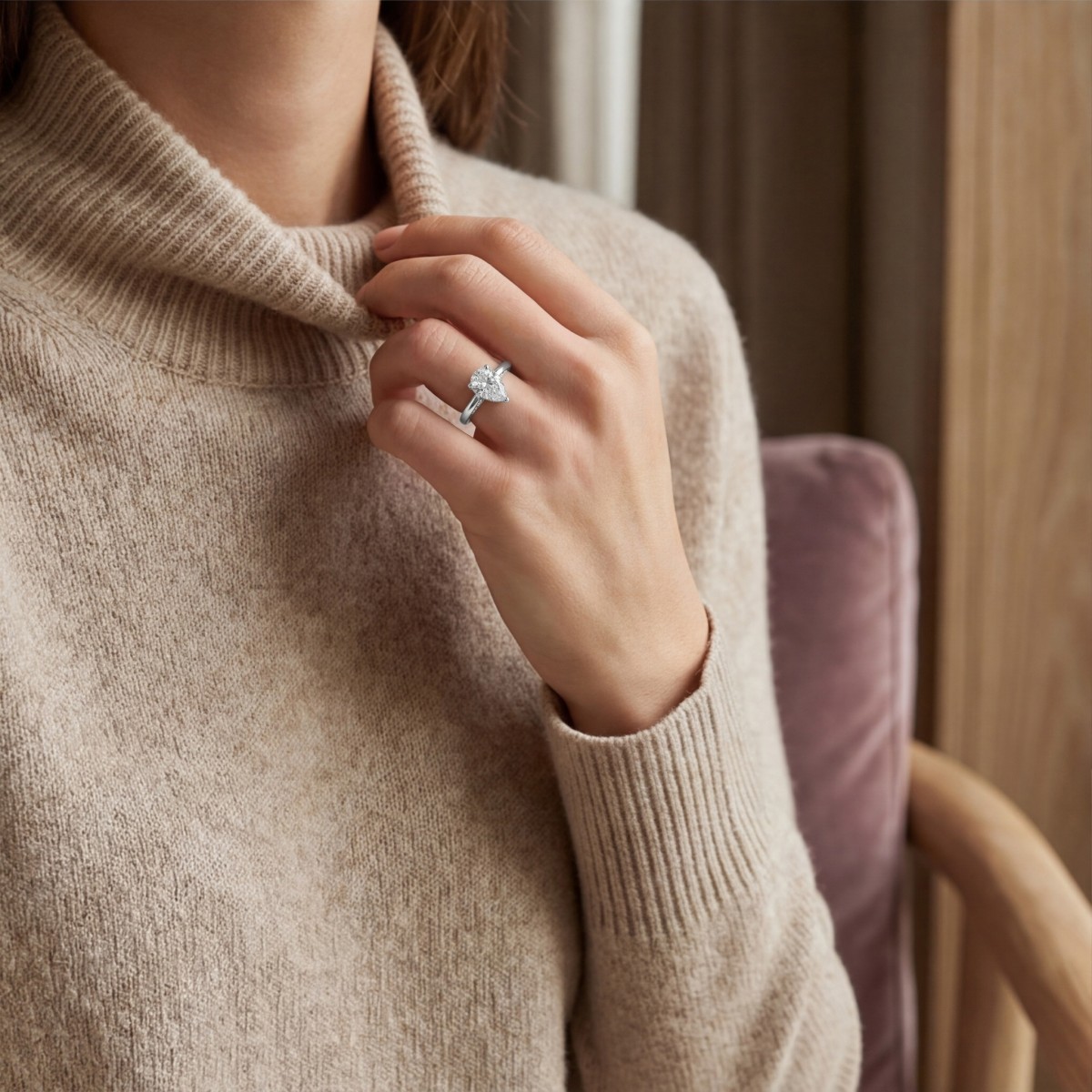 Poirine - Ring med päronformad moissanit, dold halo och pavéfattade accentstenar