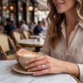 Luminaire - Ring med moissanit i radiantslipning, sidostenar i navettslipning och dold halo