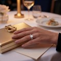 Luminaire - Ring med moissanit i radiantslipning, sidostenar i navettslipning och dold halo