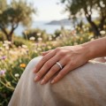 Orbella - Alliansring med moissanit i sargfattning