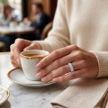Opaline - Alliansring med moissanit i oval slipning och vågformad pavéhalo