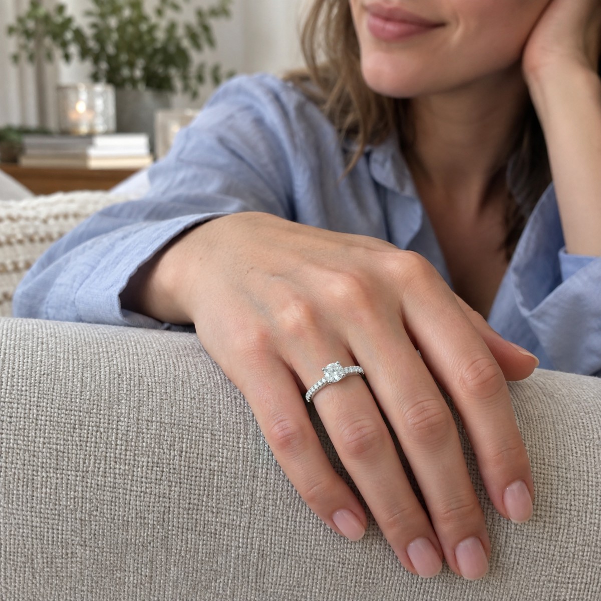 Juliette - Förlovningsring med rund moissanit och ringskena med pavé