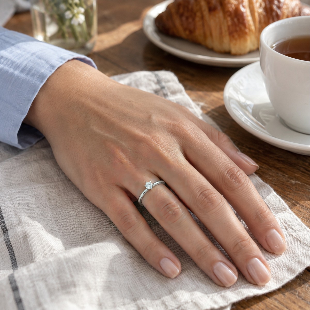 Lily - Solitärring med rund moissanit i tulpanfattning