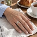 Lily - Solitärring med rund moissanit i tulpanfattning