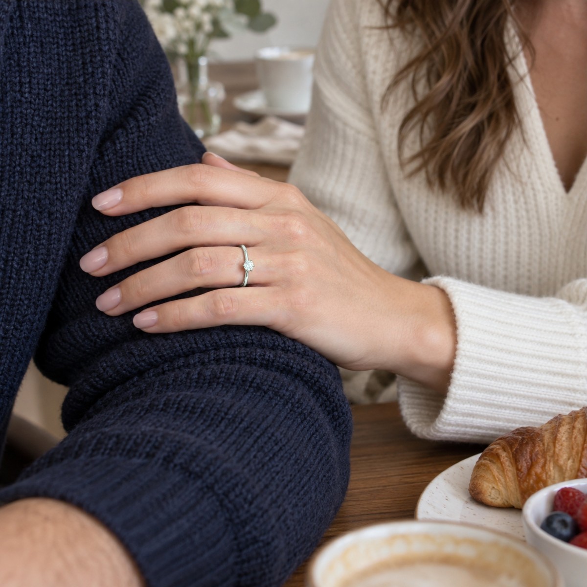 Lily - Solitärring med rund moissanit i tulpanfattning
