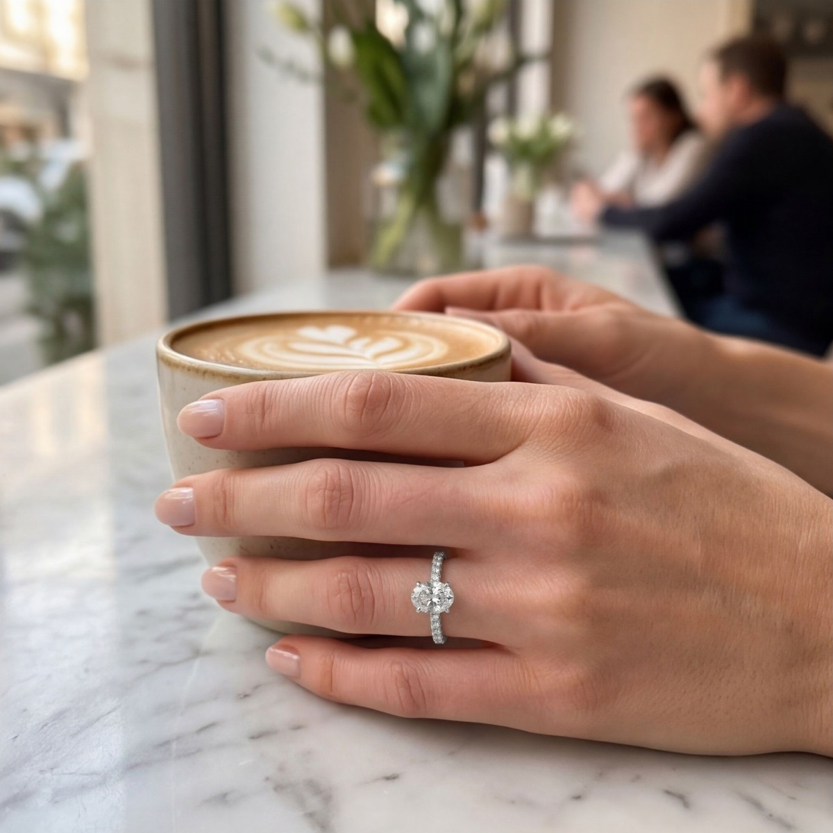 Nina-ring - Oval moissanitring med pavéfattade sidostenar