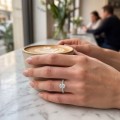 Nina-ring - Oval moissanitring med pavéfattade sidostenar