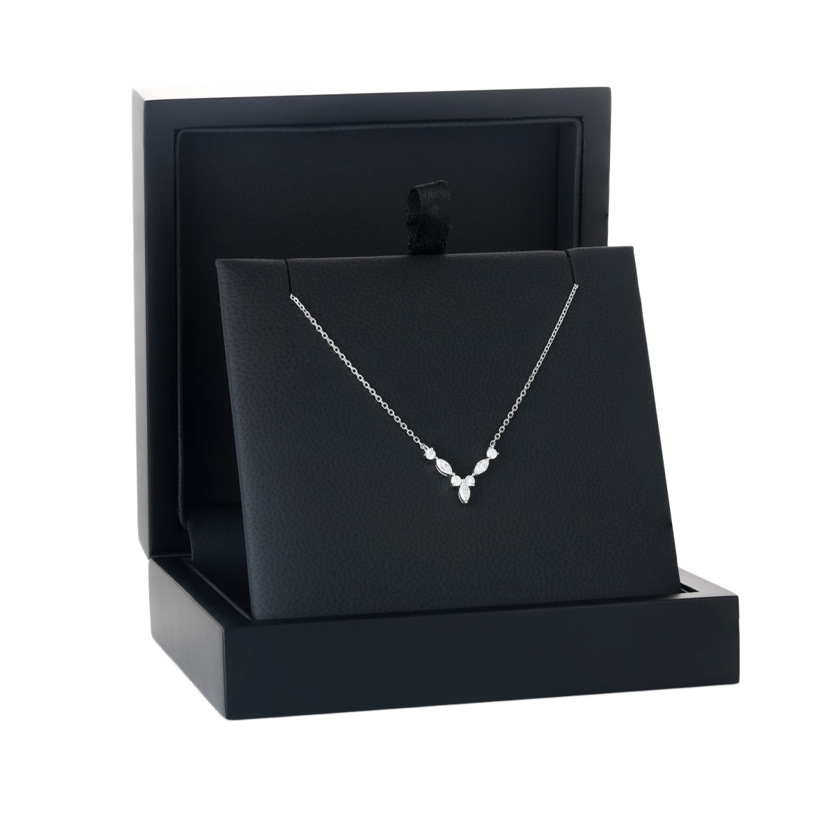 Adelina - Elegant halsband i moissanit med navettslipade accentstenar